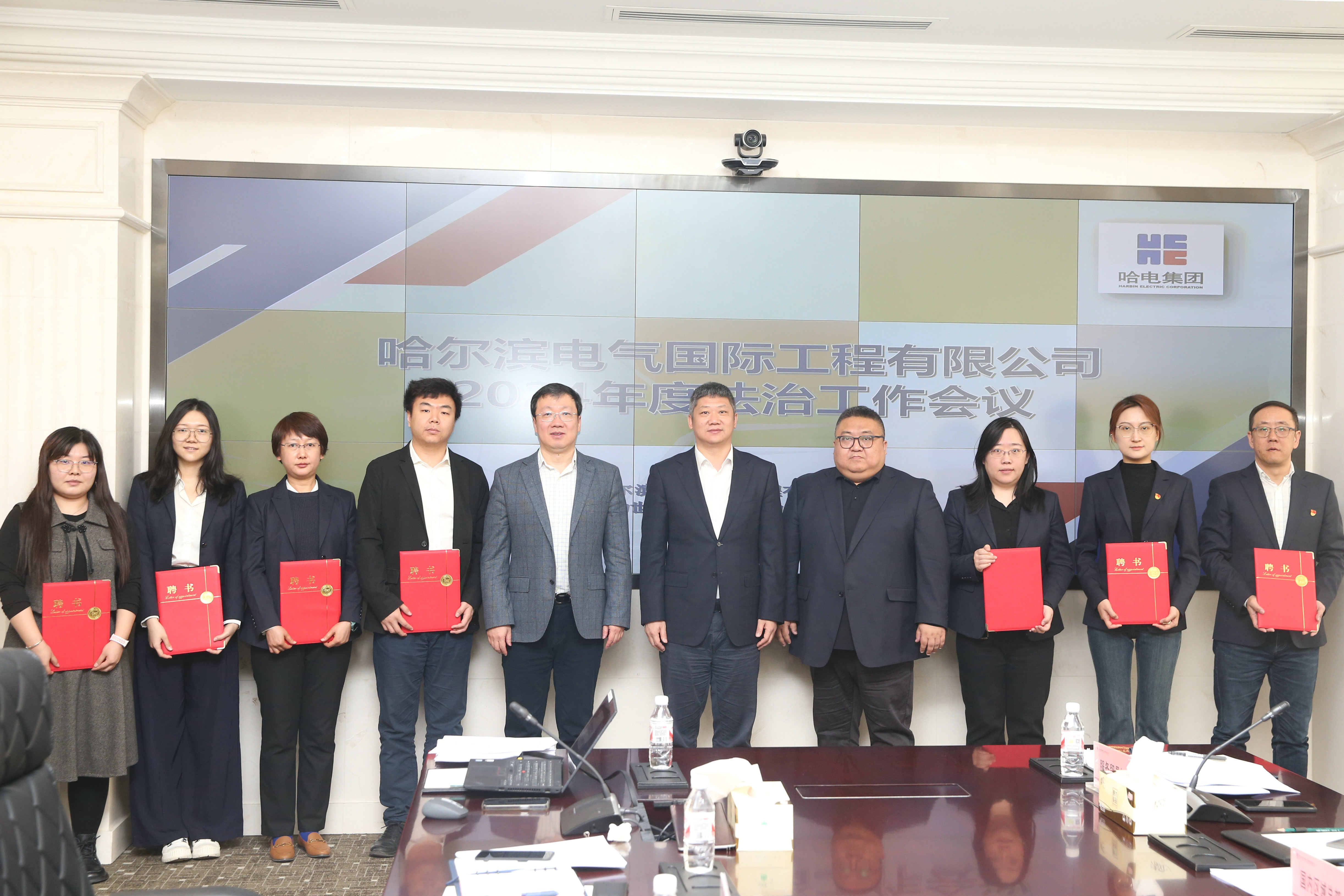 leyu.乐鱼国际为部分重点部门法律顾问颁发聘书.jpg